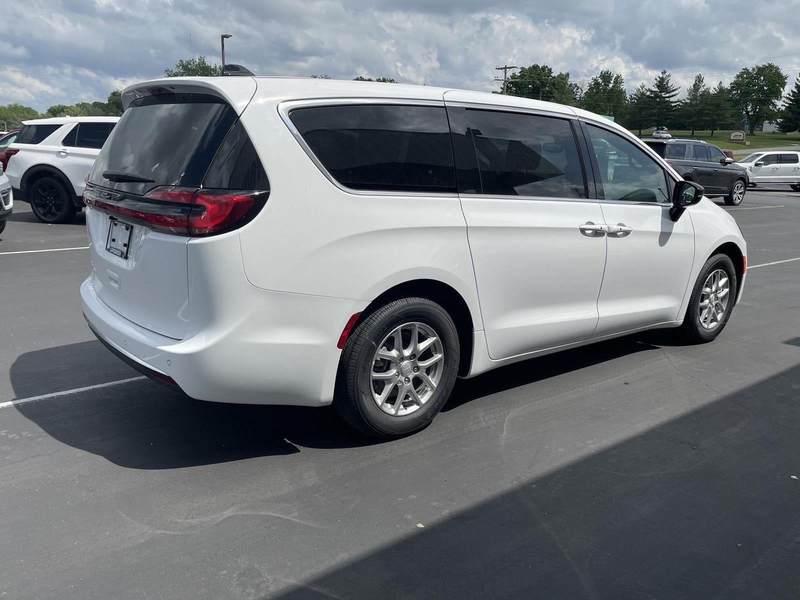 2027 Chrysler Pacifica PACIFICA SELECT